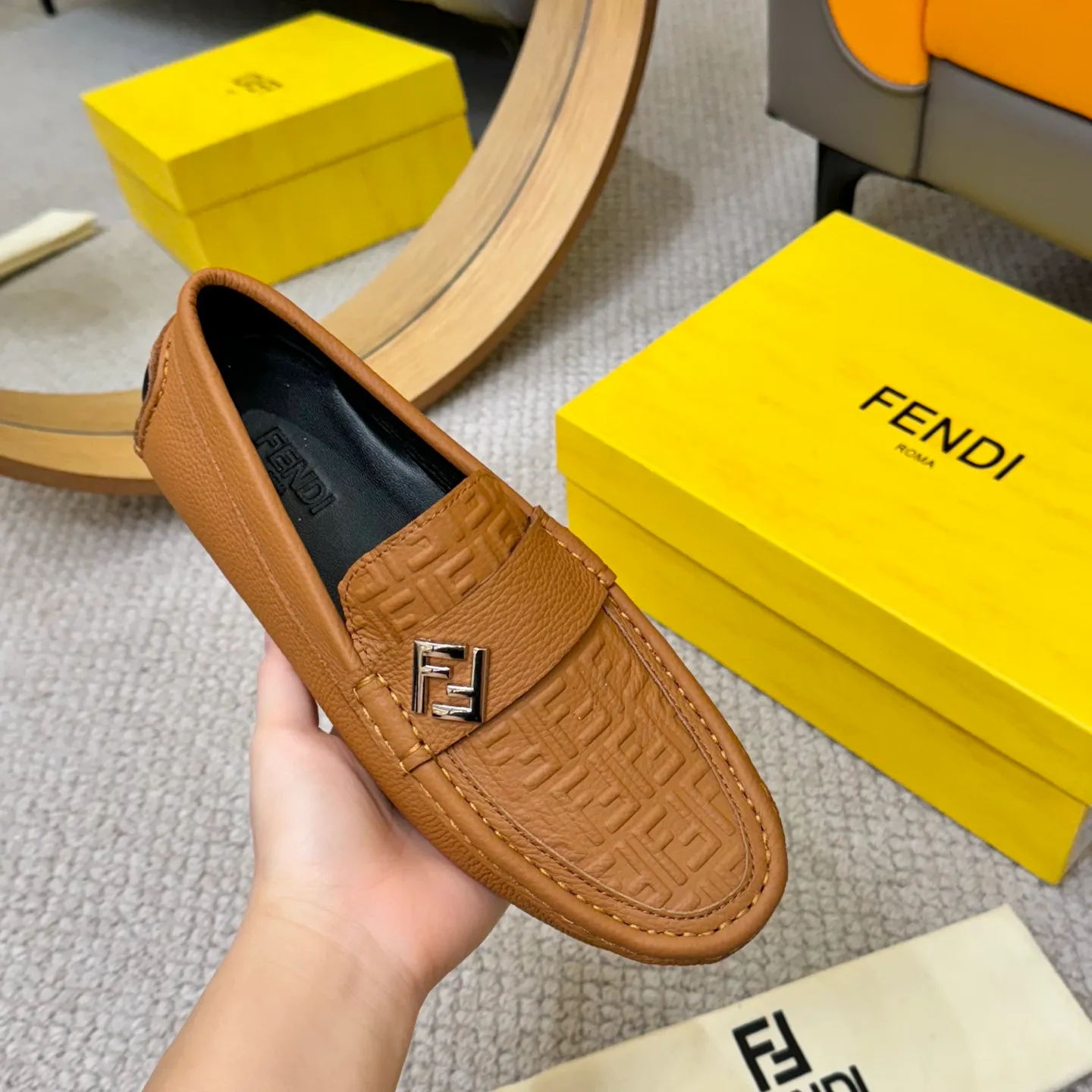 Men's shoes 💰420 [FENDI Fendi] 2⃣️0⃣️2⃣️5️⃣New Milan men's fashion lazy catwalk style ✅ fashionable casual beanie shoes, imported calfskin fabric, super smooth texture, sweat-absorbent and breathable, (sheepskin lining). Metal LOGO on the shoe body, Medusa avatar, irregular avatar, high-end craftsmanship logo✅ French Loft set foot design style 👟Low-key and elegant, great on-foot effect... Men's shoe size: 38-46 (4-12)
